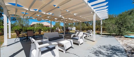 屋外ダイニングエリア