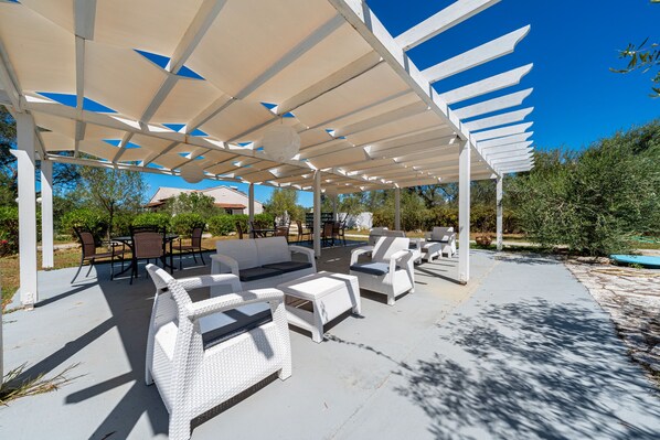 屋外ダイニングエリア