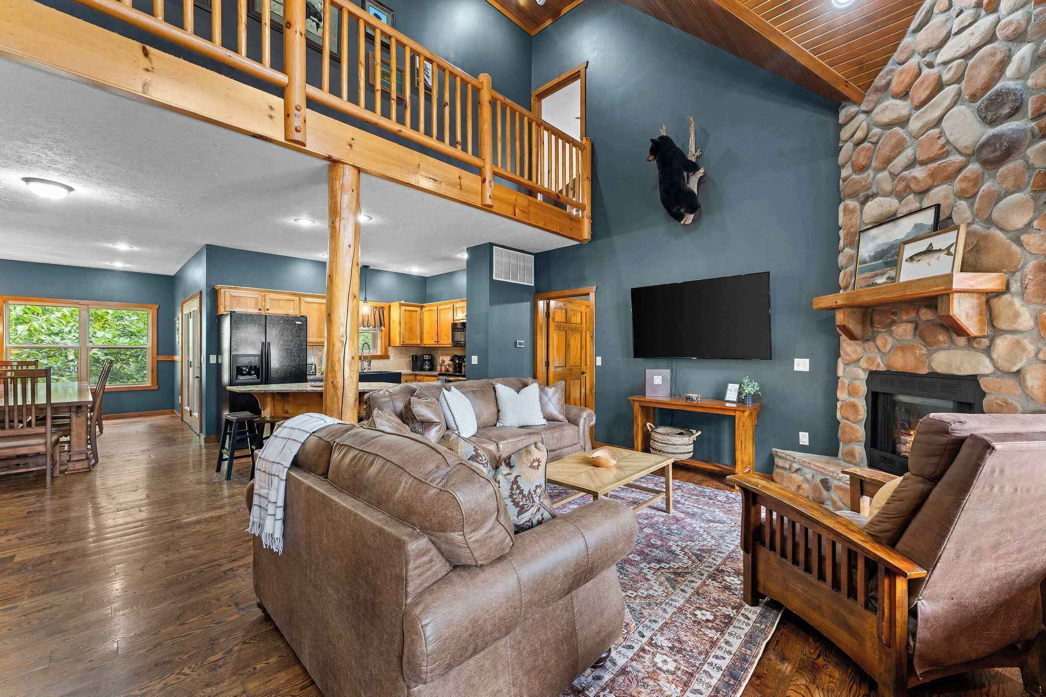 TV, peis og kontorer