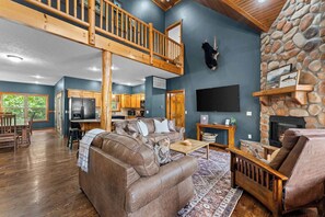 Télévision, cheminée, espaces bureaux