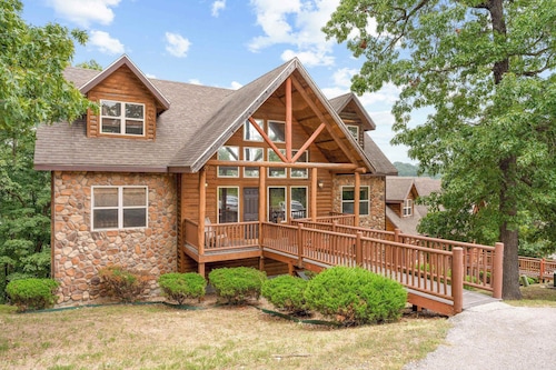 Black Bear Lodge by Silver Dollar City! Hot Tub!