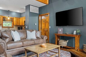 Televisie, een open haard en een kantoor