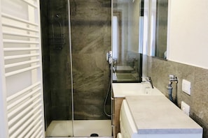 Dusche, Bidet, Handtücher