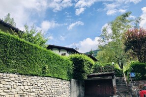 Exterior - GuestHost - Cozy 65 sqm apartment, perfect for four people, located on the second floor of a building without an elevator.The property is located in Courmayeur, a renowned Alpine resort at the foot of Mont Blanc, ideal for mountain lovers year-round. Its (Courmayeur)