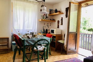 Dining - GuestHost - Cozy 65 sqm apartment, perfect for four people, located on the second floor of a building without an elevator.The property is located in Courmayeur, a renowned Alpine resort at the foot of Mont Blanc, ideal for mountain lovers year-round. Its (Courmayeur)