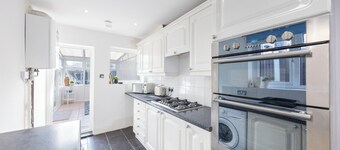 Bright 2-Bed House with Dining Room, 2 Lounges & Private Garden