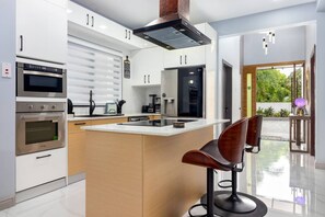 Fridge, oven, stovetop, dishwasher