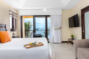 6 slaapkamers, een bureau, een strijkplank/strijkijzer, reisbedje