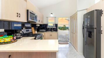 Refrigerador, microondas, horno y parrilla de estufa