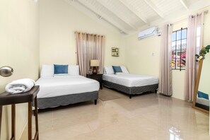 2 habitaciones, escritorio y tabla de planchar con plancha 