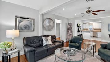 Hus - flere senge - terrasse - udsigt til have (Southern Comfort) | Opholdsområde | 42-tommers fladskærms-tv med digitale kanaler