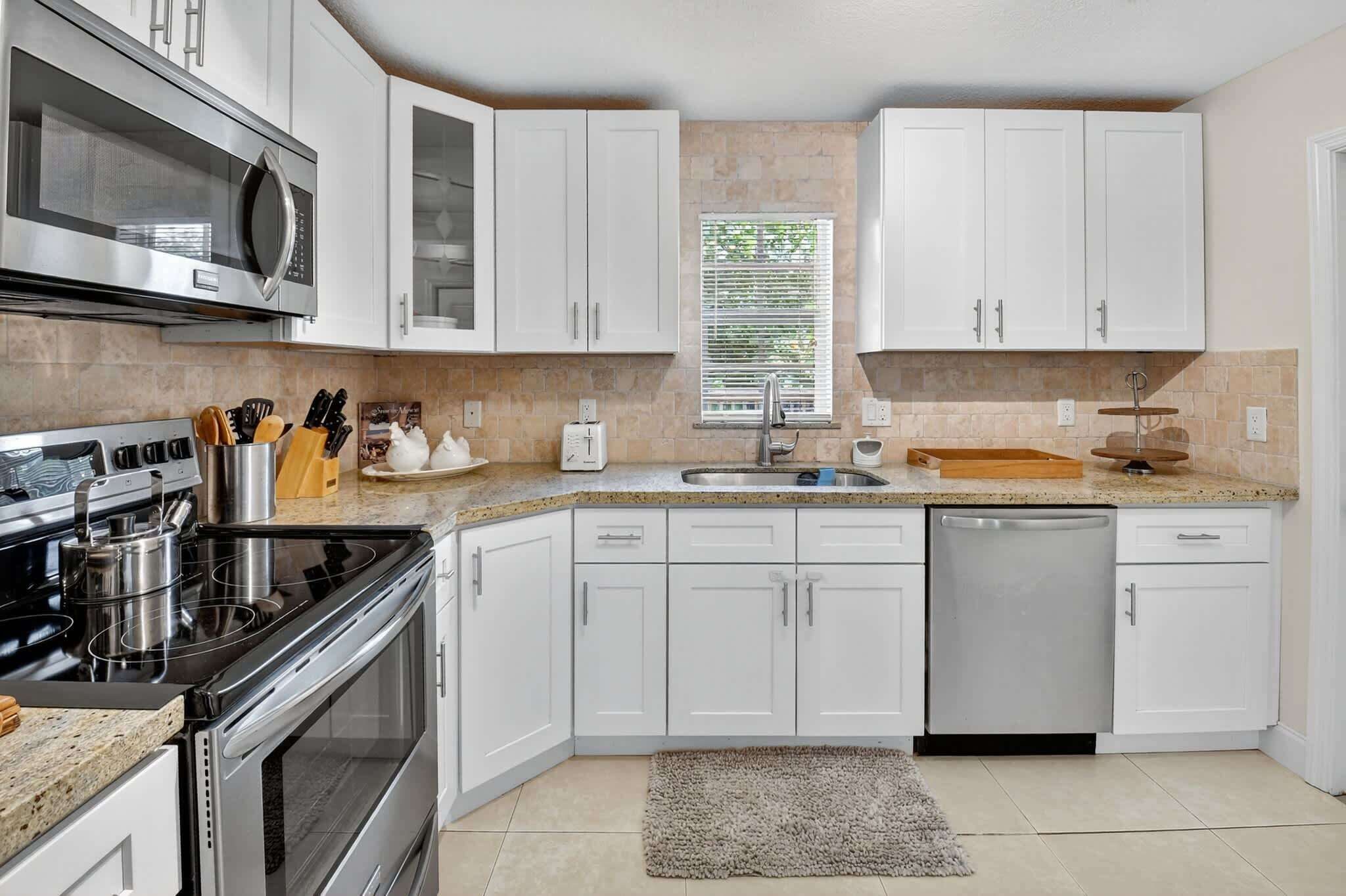 House, Multiple Beds, Patio, Garden View (Southern Comfort) | Private kitchen | Fridge, microwave, oven, stovetop