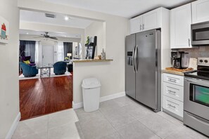 Casa, diversos llits, pati, vistes al jardí (Southern Comfort) | Cuina privada | Frigorífic, microones, forn i placa de cuina 