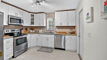 House, Multiple Beds, Patio, Garden View (Southern Comfort) | Private kitchen | Fridge, microwave, oven, stovetop