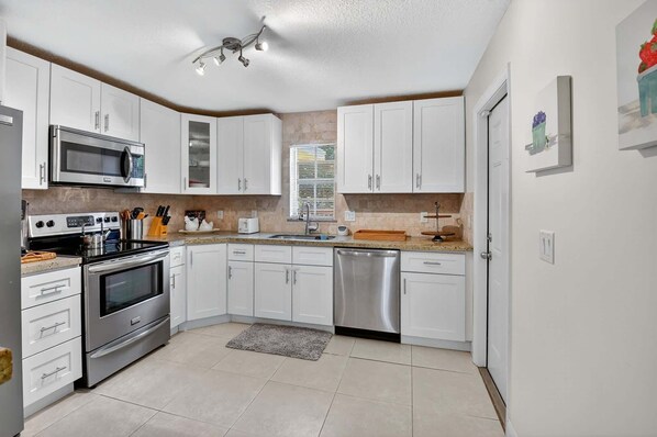 Casa, diversos llits, pati, vistes al jardí (Southern Comfort) | Cuina privada | Frigorífic, microones, forn i placa de cuina 