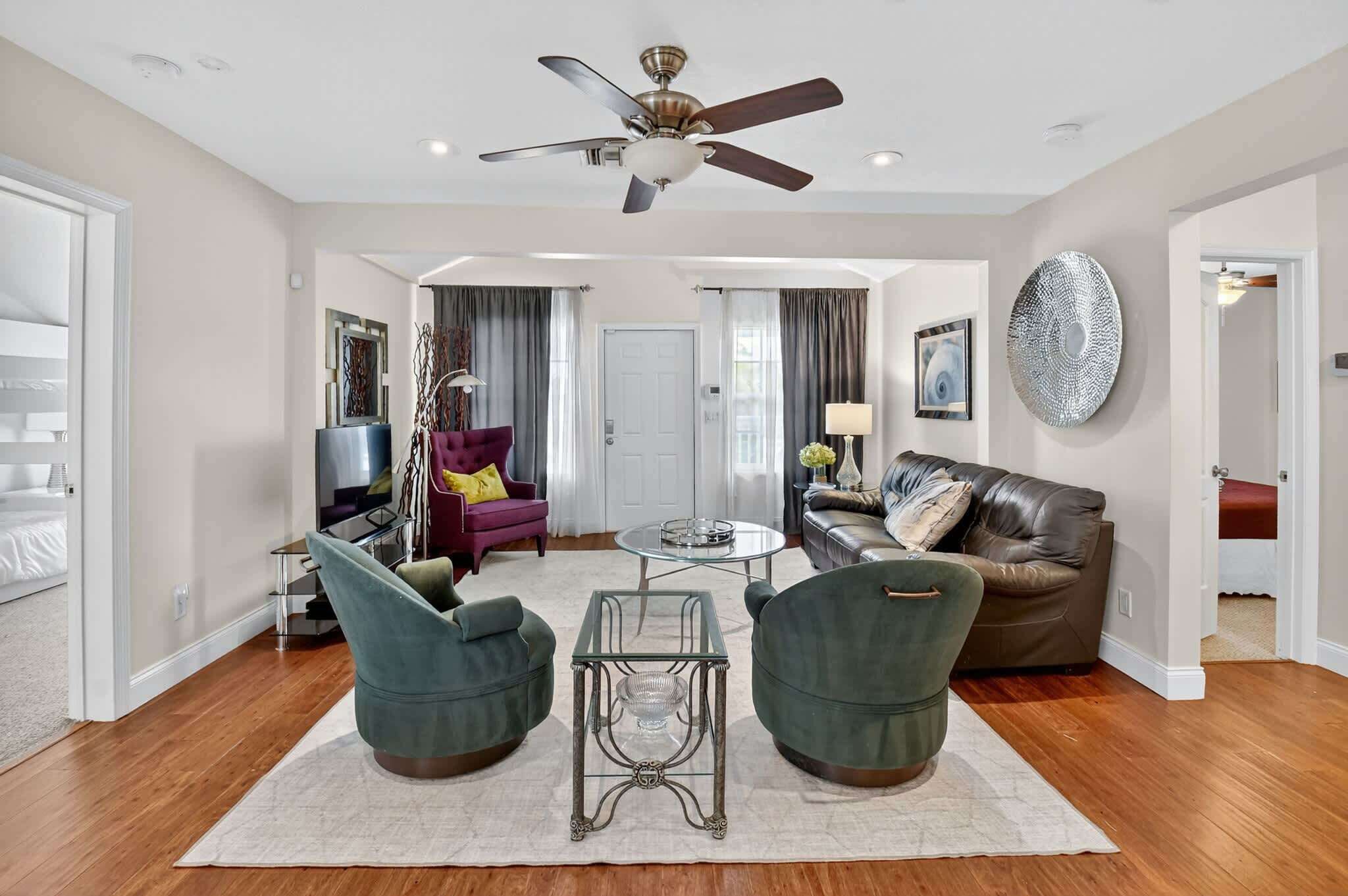 Hus - flera sängar - uteplats - utsikt mot trädgården (Southern Comfort) | Vardagsrum | 42-tums platt-tv med digitalkanaler