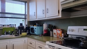 Microwave, oven, stovetop -  1-bedroom condo in  Sunrise ,  monthly only. June to Sept, 3 months special (Sunrise)