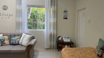 1 habitación, escritorio, tabla de planchar con plancha y cuna de viaje
