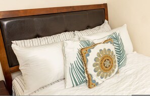 1 chambre, bureau, fer et planche à repasser, lit de bébé portatif