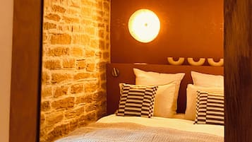 1 bedroom, desk, Internet, bed sheets