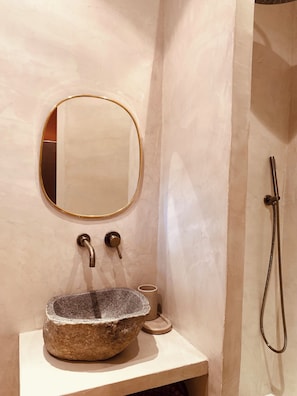 Shower, free toiletries, hair dryer, bathrobes - Jas Tihou bergerie premium swimming pool Provence (Le Beausset)