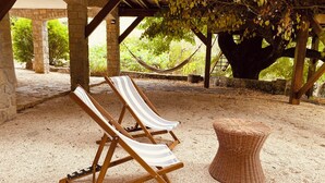 Two striped lounge chairs under a wooden pergola with a woven basket nearby. - Jas Tihou bergerie premium swimming pool Provence (Le Beausset)