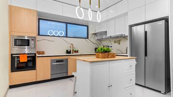 Geladeira, micro-ondas, fogão, cooktop