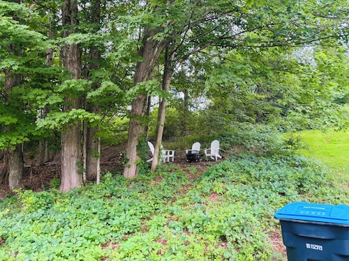 Cozy farmhouse in Manchester - short drive to multiple ski mountains!