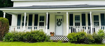 Cozy farmhouse in Manchester - short drive to multiple ski mountains!