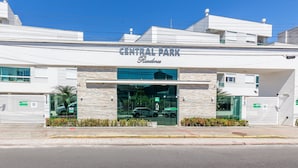 A building with a sign reading "CENTRAL PARK Residences." - Moderno Apto c/ Piscina em Canasvieiras RCP202 (Florianópolis)