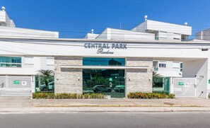 A building with a sign reading "CENTRAL PARK Residences." - Moderno Apto c/ Piscina em Canasvieiras RCP202 (Florianópolis)