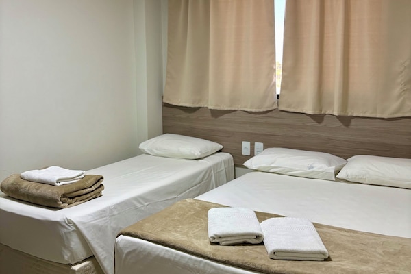 Työpöytä, äänieristys, ilmainen Wi-Fi, vuodevaatteet