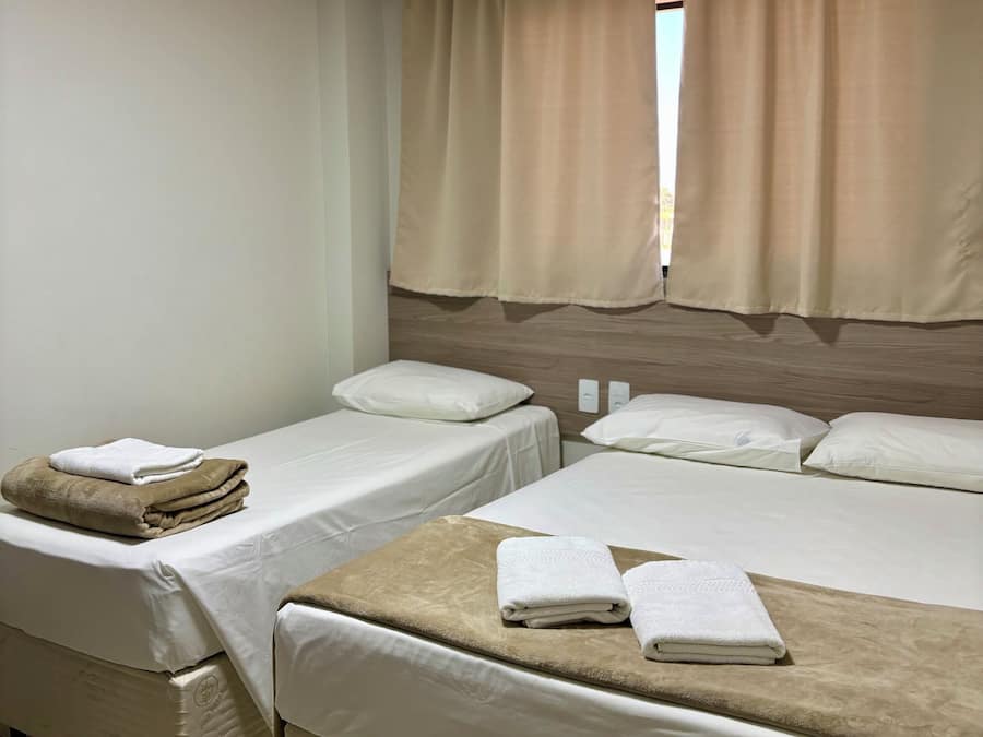 Escritorio, sistema de insonorización, wifi gratis y ropa de cama