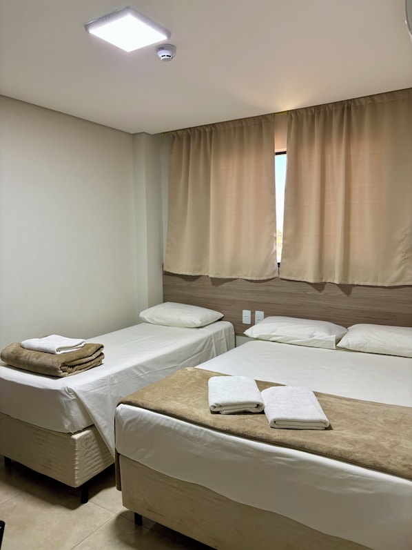 書桌、隔音、免費無線上網、床單