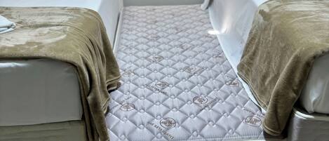 Escritorio, sistema de insonorización, wifi gratis y ropa de cama