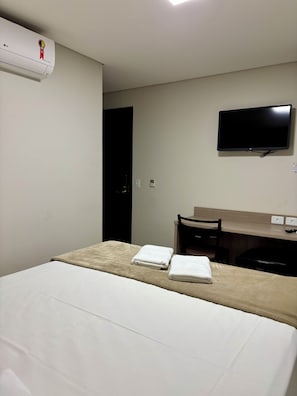 Desk, soundproofing, free WiFi, bed sheets - Hotel Accordes (Campo Grande)