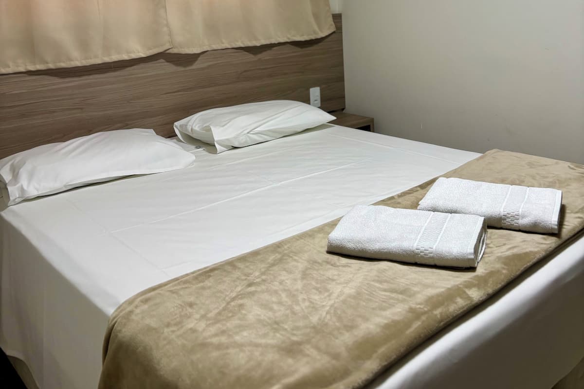 Escritorio, sistema de insonorización, wifi gratis y ropa de cama 