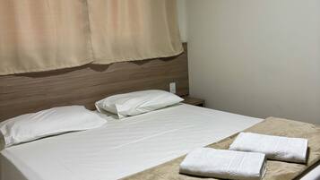 Escritorio, wifi gratis y ropa de cama