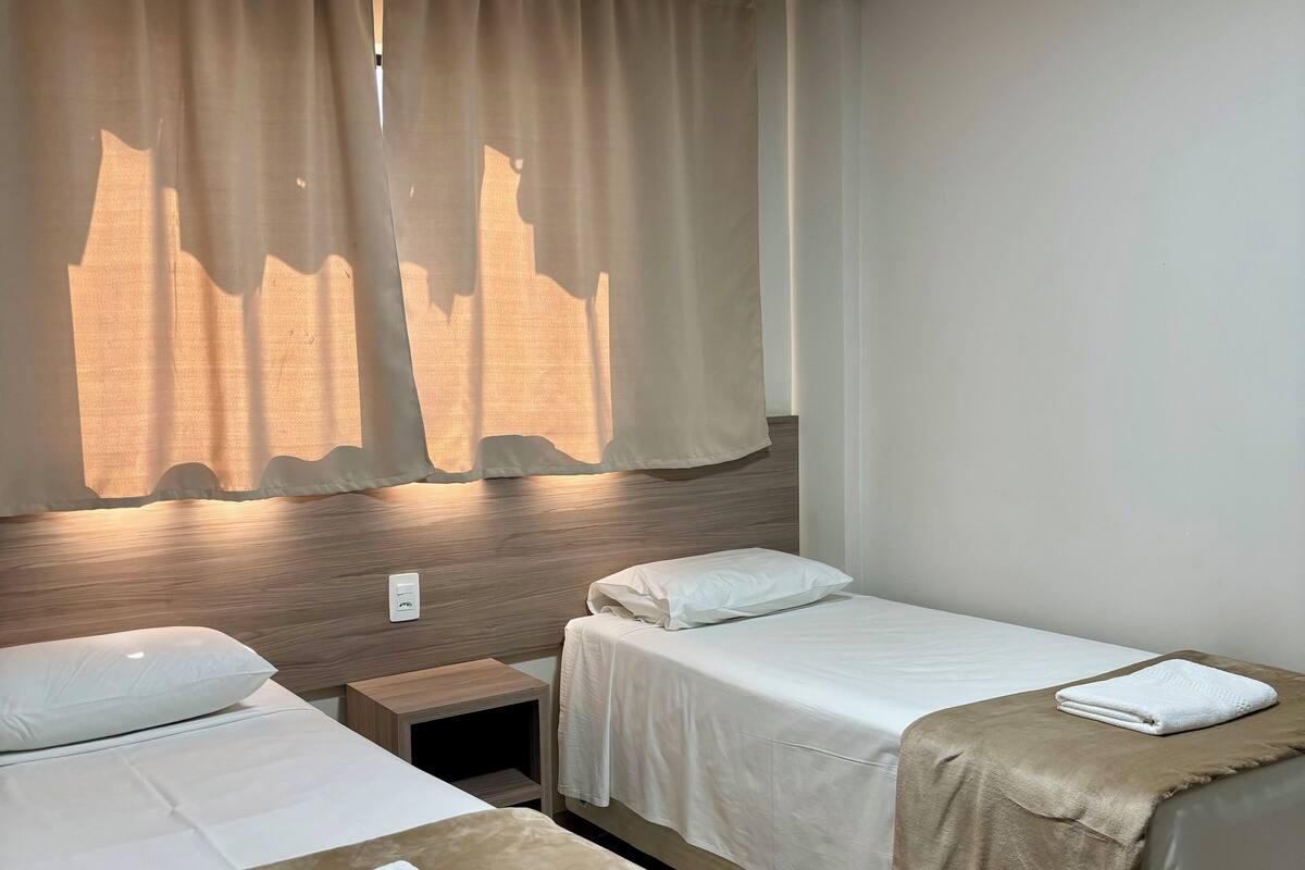 Escritorio, sistema de insonorización, wifi gratis y ropa de cama 