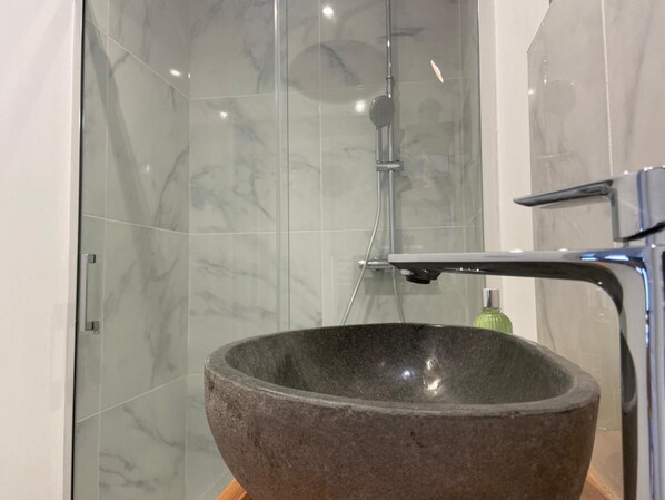 Toallas y papel de baño 