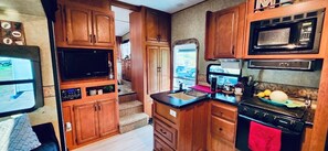 Geladeira, micro-ondas, fogão, cooktop