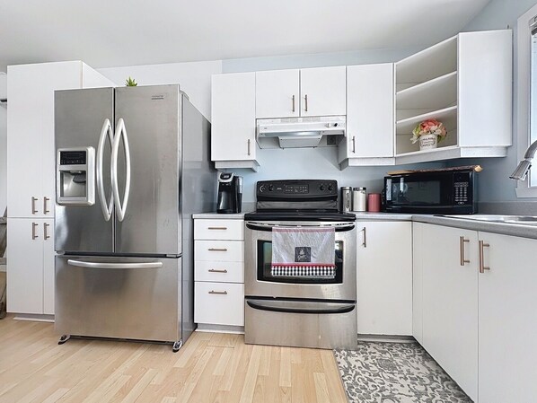 Fridge, microwave, oven, stovetop