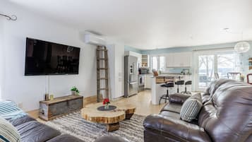 Smart-TV, Kamin, Videospiele, BĂŒcher