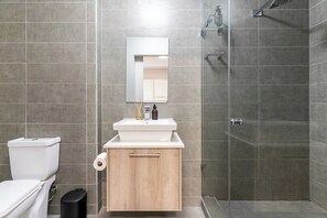 Bruser, hårtørrer, håndklæder, Sæbe