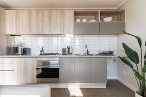 Réfrigérateur, micro-ondes, four, cafetière/bouilloire