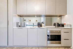 Een koelkast, een microgolfoven, een oven, een kookplaat