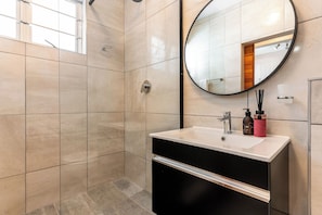 Douche, sĂšche-cheveux, serviettes fournies, savon