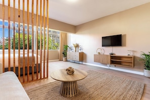 1 bedroom, in-room safe, iron/ironing board, WiFi - Light and Airy Seapoint Escape (Cape Town)