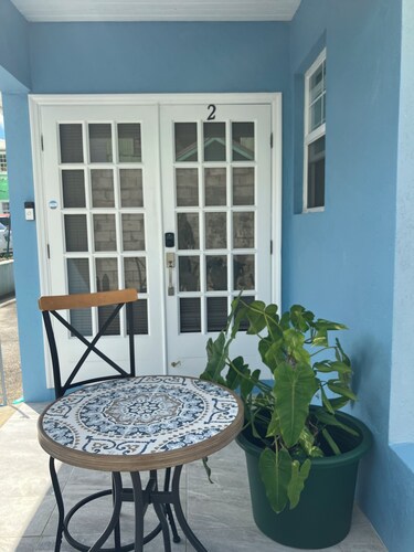 Comfortable and cozy 1-bedroom apartment near beautiful Bridgetown with AC