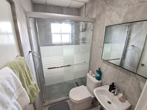 Dusche, Handtücher, Seife, Toilettenpapier